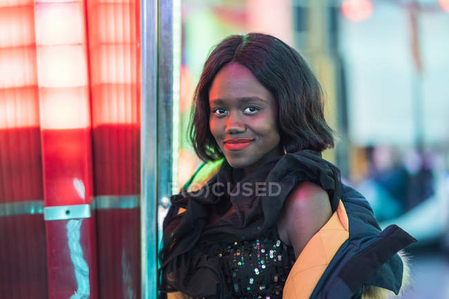 Fröhliche schwarze Frau auf Jahrmarkt — Stockfoto