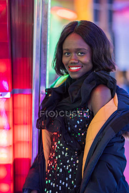 Mulher negra alegre na feira de diversão — Fotografia de Stock