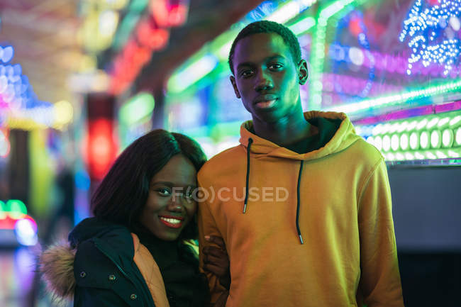 Couple noir reposant sur le parc des expositions — Photo de stock
