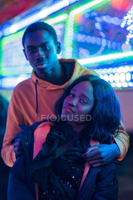 Black couple resting on fairground — Stock Photo