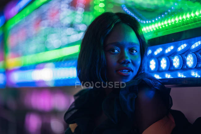 Fröhliche schwarze Frau auf Jahrmarkt — Stockfoto