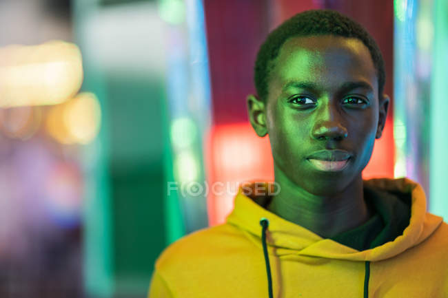 Africano americano chico en funfair - foto de stock