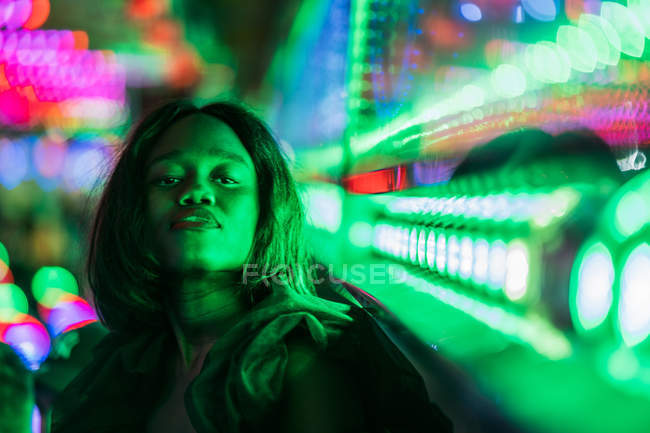 Gai noir femme sur funfair — Photo de stock