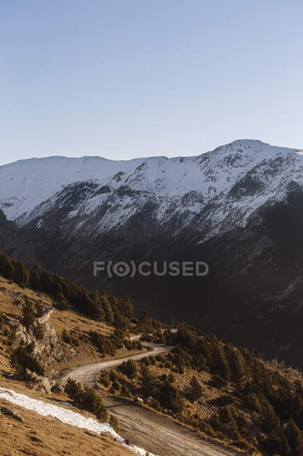 Route sinueuse entre vallée forestière en montagne — Photo de stock