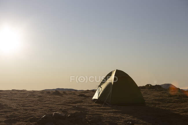 Tente solitaire dans la plaine vide par beau temps — Photo de stock