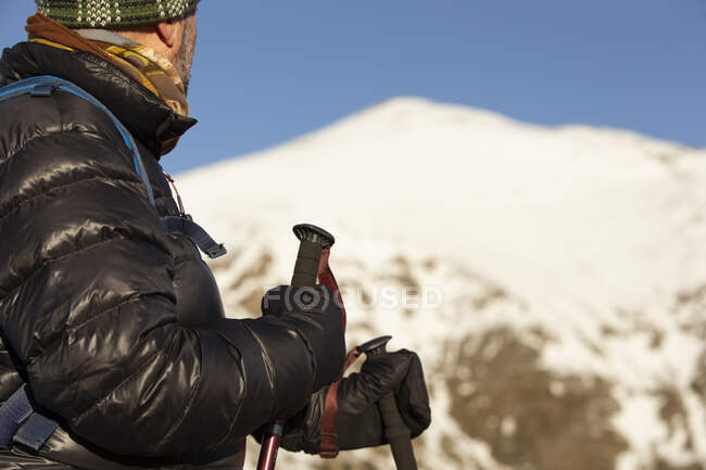 Wanderer mit Rucksack wandert durch trockenes Tal im Gebirge — Stockfoto