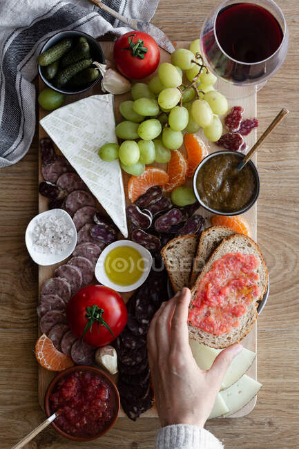 Вид сверху на красочные свежие фрукты, овощи и соусы для вина в отеле — стоковое фото