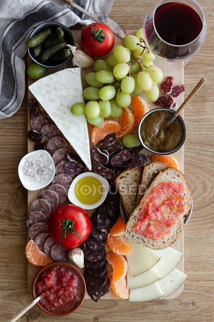 Верхній вигляд барвистих свіжих фруктів м'ясних овочів і соусів для вина в готелі. — стокове фото