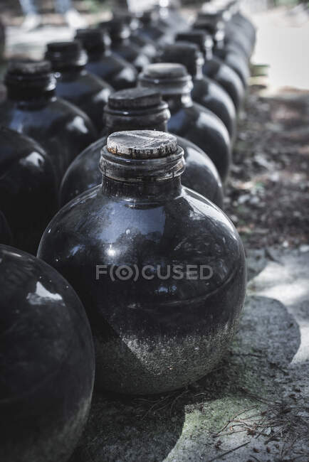Black jar on ground in market stall — Stock Photo