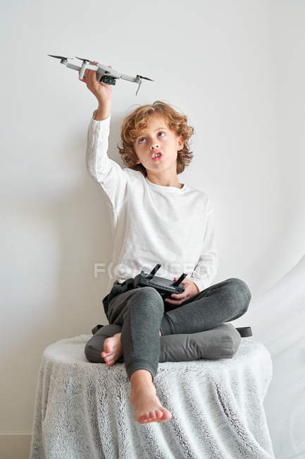 Bambino che manipola un drone e il telecomando appena dato a lui — Foto stock