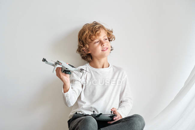 Bambino che manipola un drone e il telecomando appena dato a lui — Foto stock