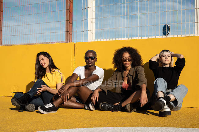 Joyeux jeunes étudiantes multiraciales appréciant passe-temps sur le stade — Photo de stock