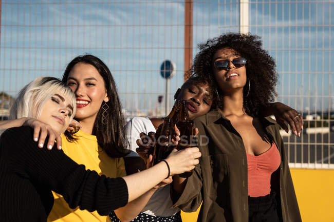 Allegro giovani diverse amiche femminili che celebrano incontro in città — Foto stock
