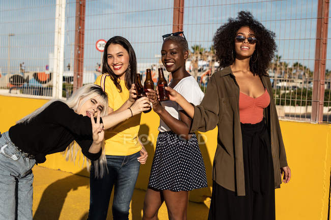 Allegro giovani diverse amiche femminili che celebrano incontro in città — Foto stock