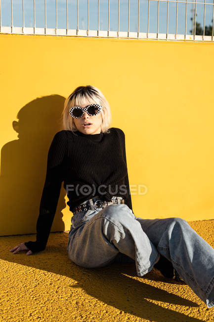 Calma giovane donna godendo la luce del sole sullo stadio — Foto stock