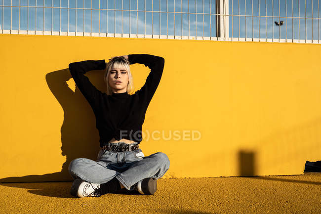 Спокійна молода жінка насолоджується сонячним світлом на стадіоні — стокове фото