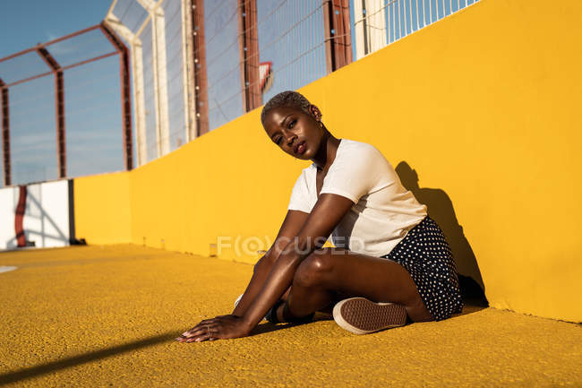 Jovem confiante sentada no chão no estádio — Fotografia de Stock
