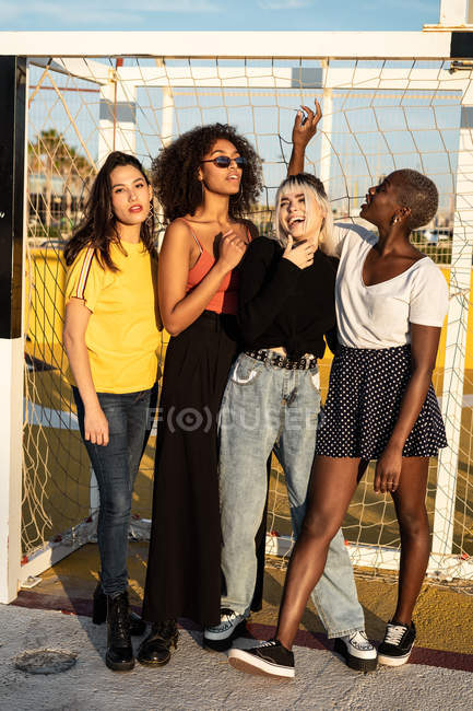 Des jeunes amies multiraciales concentrées passent du temps libre ensemble dans un stade — Photo de stock