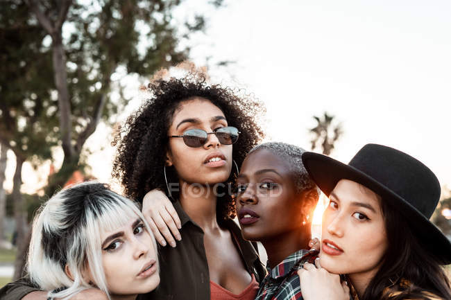 Grupo multiétnico de hipsters femininos abraçando cada um — Fotografia de Stock