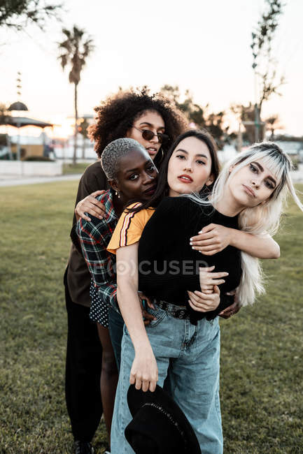 Multiethnische Gruppe weiblicher Hipster kuschelt mit jedem — Stockfoto