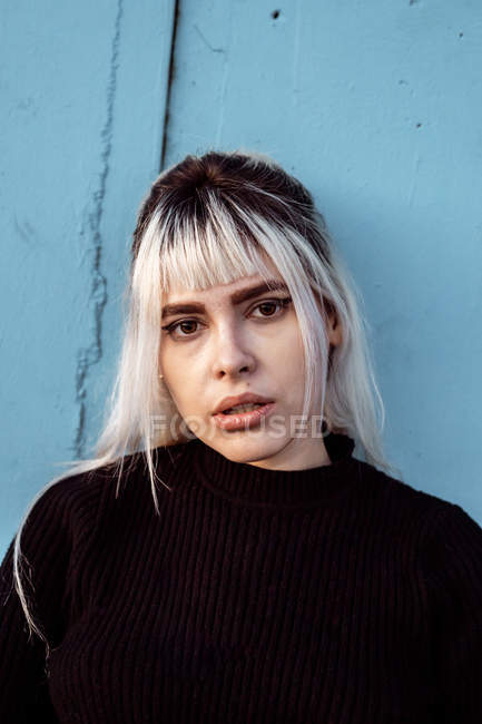 Giovane donna che indossa maglione nero guardando la fotocamera con gli occhi infelici e delusi avendo la faccia stanca — Foto stock