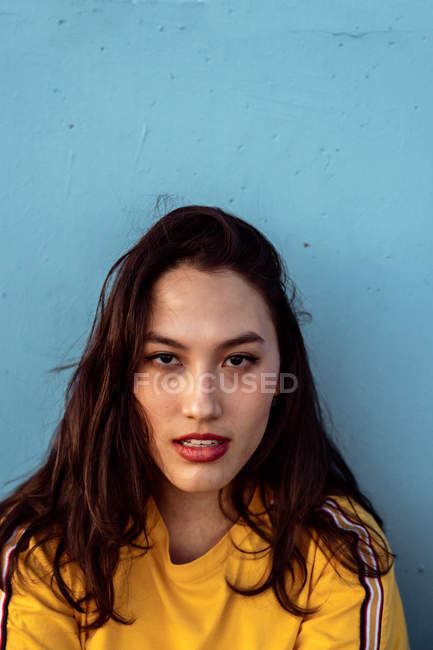 Young woman looking at camera with attentive and sorrowful eyes — Stock Photo