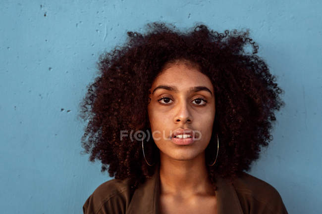 Joven mujer negra mirando a la cámara con mirada intensa - foto de stock