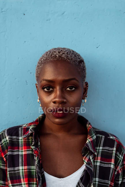 Giovane donna afroamericana con i capelli corti e piercing indossare camicia a quadri nera guardando la fotocamera — Foto stock
