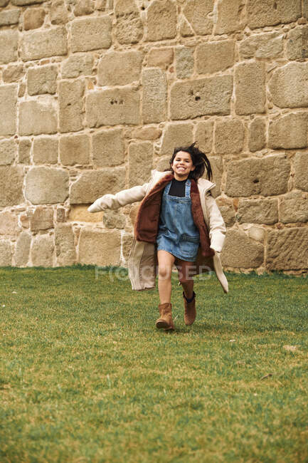Дівчина підліток біжить в зеленому парку — стокове фото