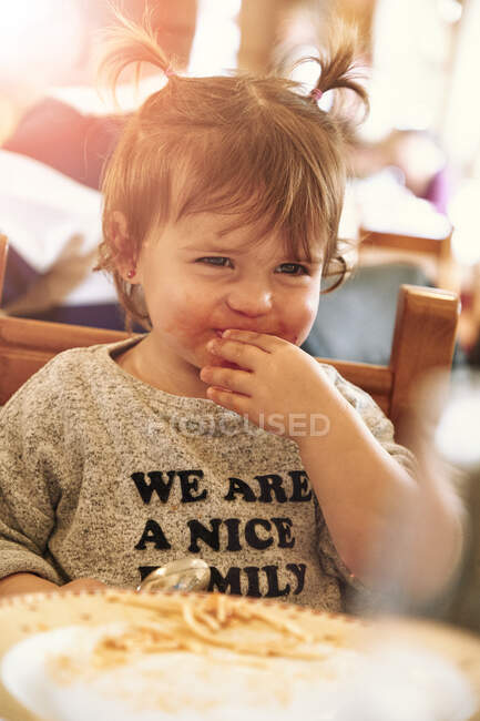 Bambina seduta e mangiare — Foto stock