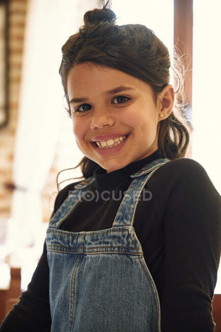Маленька дівчинка дивиться на камеру з посмішкою — стокове фото