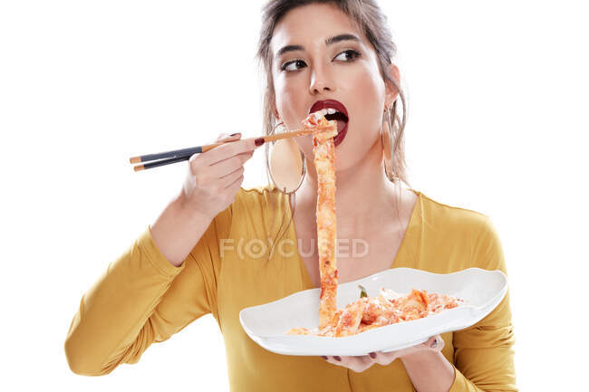 Элегантные брюнетки открывают рот и используют палочки для еды — стоковое фото