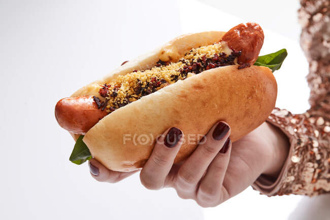 Femme avec hot dog — Photo de stock