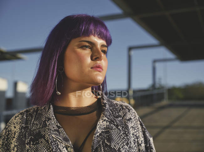 Портрет красивої молодої жінки з фіолетовою зачіскою на відкритому повітрі — стокове фото