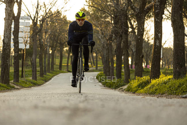 Homem ciclista formação na ciclovia em um parque — Fotografia de Stock