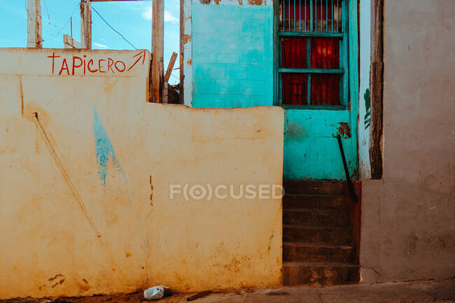 Antigua casa colorida en la calle en Cuba - foto de stock