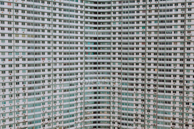 Janelas idênticas no moderno edifício grande branco do centro de escritórios em Cuba — Fotografia de Stock