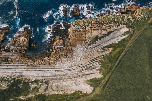 Paisagem aérea incrível de costa rochosa íngreme e oceano ondulado de tirar o fôlego em dia nublado em Pielagos, Cantábria, Santander, Espanha — Fotografia de Stock
