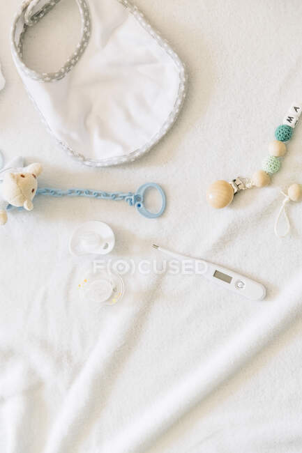Dall'alto di giocattoli per bambini e termometro sul letto a casa — Foto stock
