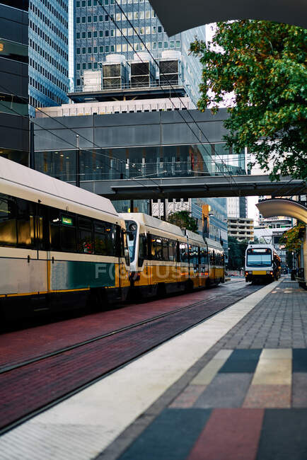 Trem chegando na plataforma no meio de uma rua da cidade em Dallas, Texas — Fotografia de Stock