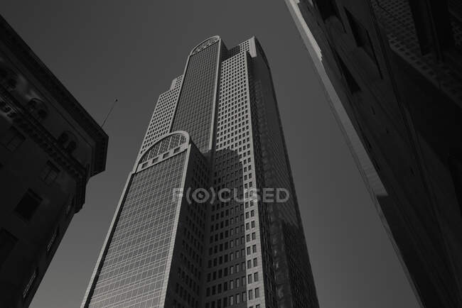 De baixo de arranha-céus modernos com céu azul no fundo ao entardecer em Dallas, Texas EUA — Fotografia de Stock