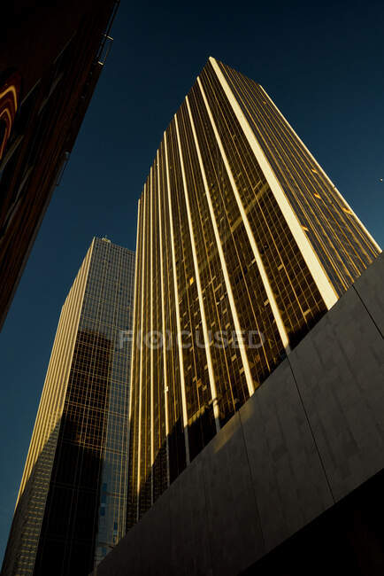 Dal basso grattacieli moderni con cielo blu sullo sfondo al tramonto a Dallas, Texas Stati Uniti — Foto stock