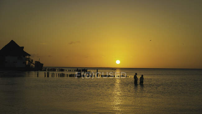 Paesaggio mozzafiato di casa molo solitario nel vasto oceano sotto cielo colorato luminoso al tramonto — Foto stock