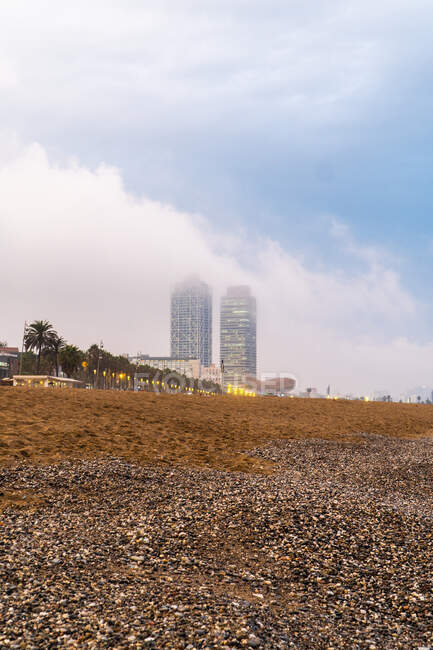 Paysage paisible de ville vide au bord de la mer et vagues mousseuses turquoise sous un ciel nuageux par temps clair — Photo de stock