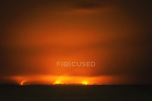 Paesaggio mozzafiato di vasto oceano sotto cielo colorato luminoso al tramonto — Foto stock