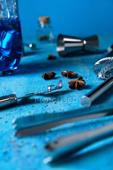 Синий напиток и инструменты бармена на столе — стоковое фото