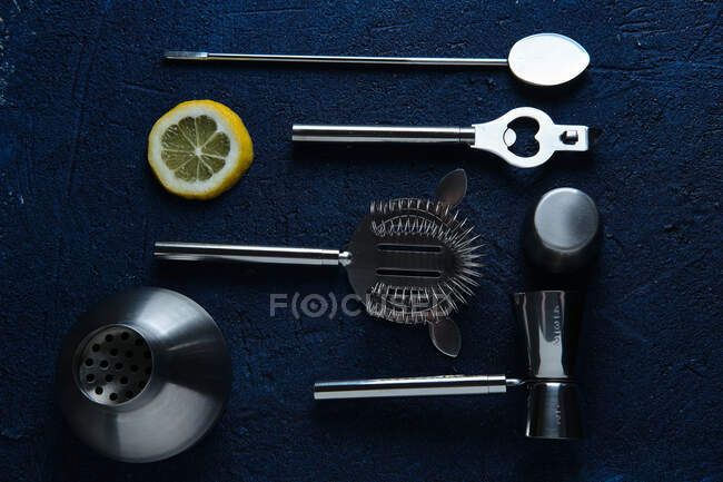 Conjunto de aço inoxidável de ferramentas de bartender na mesa — Fotografia de Stock