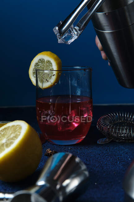 Unbekannter Barmann bereitet Cocktail auf Tisch zu — Stockfoto