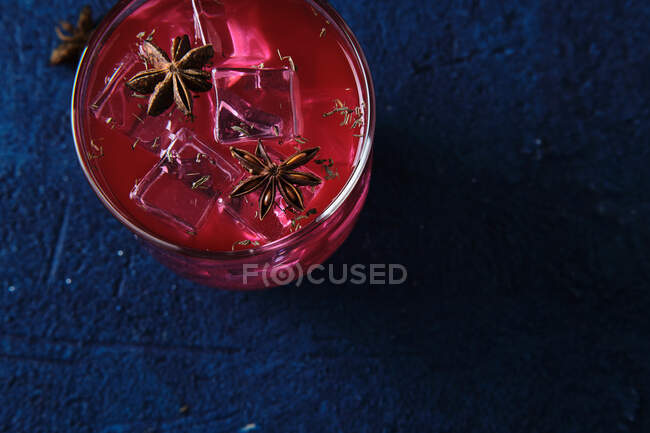 Delizioso cocktail rosso dall'alto — Foto stock