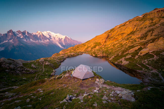 From above small tent and clear lake reflecting sky high in mountains in sunny day in Chamonix, Mont-Blanc — Stock Photo
